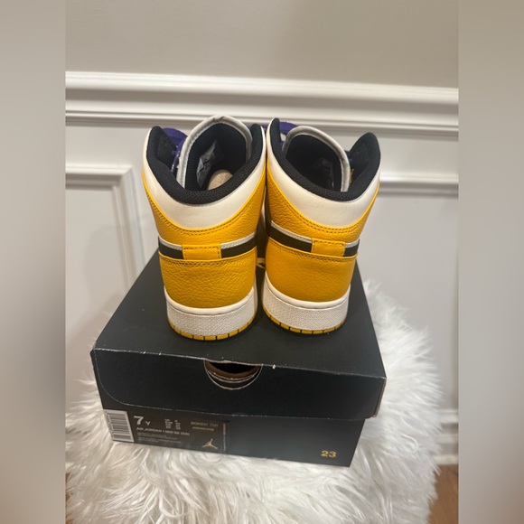 Air Jordan 1 Mid “Lakers “ - Picture 5 of 11
